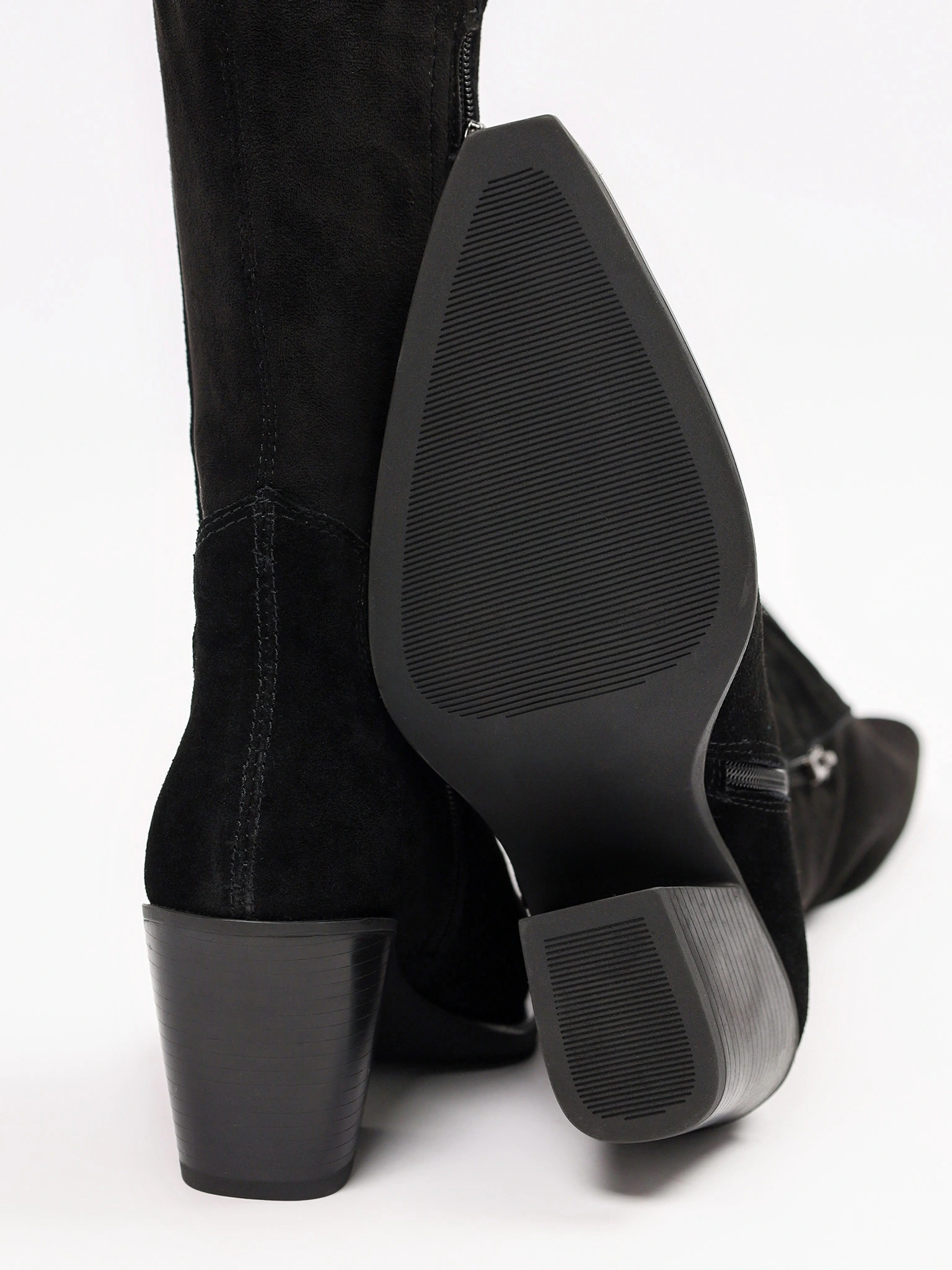 Сапоги черного цвета на высоком каблуке